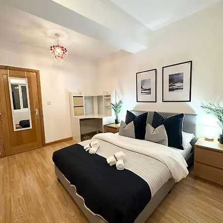 Retreat To A Stylish Ensuite In London Exterior photo