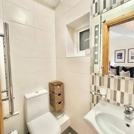 Retreat To A Stylish Ensuite In London Exterior photo