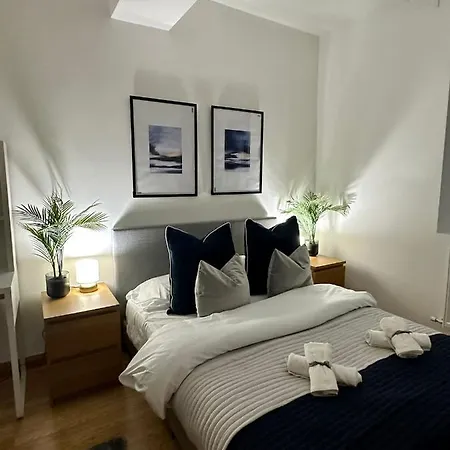 Retreat To A Stylish Ensuite In London Exterior photo
