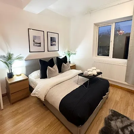 Retreat To A Stylish Ensuite In London Exterior photo