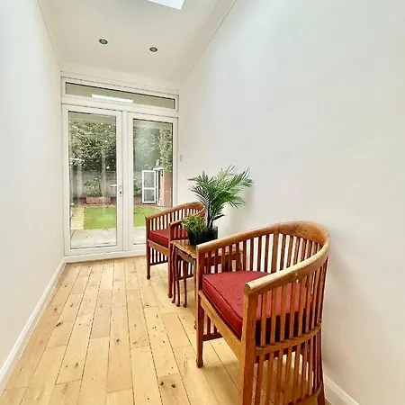 Retreat To A Stylish Ensuite In London Exterior photo