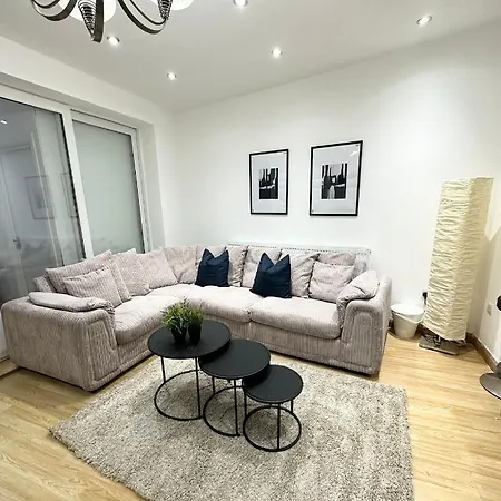 Retreat To A Stylish Ensuite In London Exterior photo